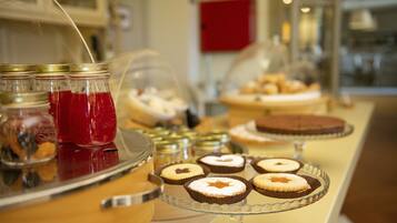Een buffet met diverse desserts en drankjes.