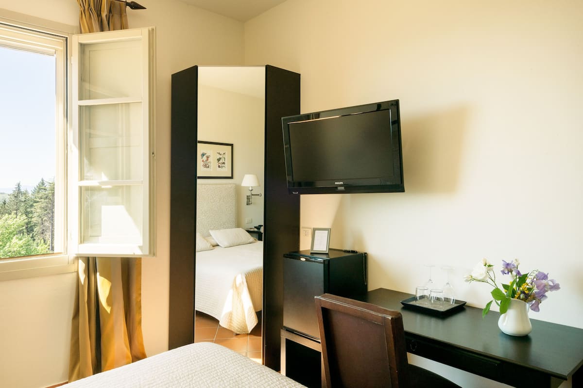 standard double or twin room | 1 bedroom, minibar, in-room safe, desk