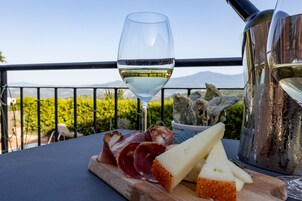 季节性开放的室外游泳池，09:30 至 19:00 开放，池畔遮阳伞，日光浴躺椅