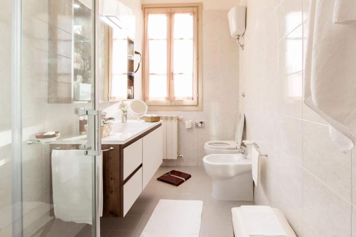 deluxe room | bathroom | shower, free toiletries, hair dryer, towels