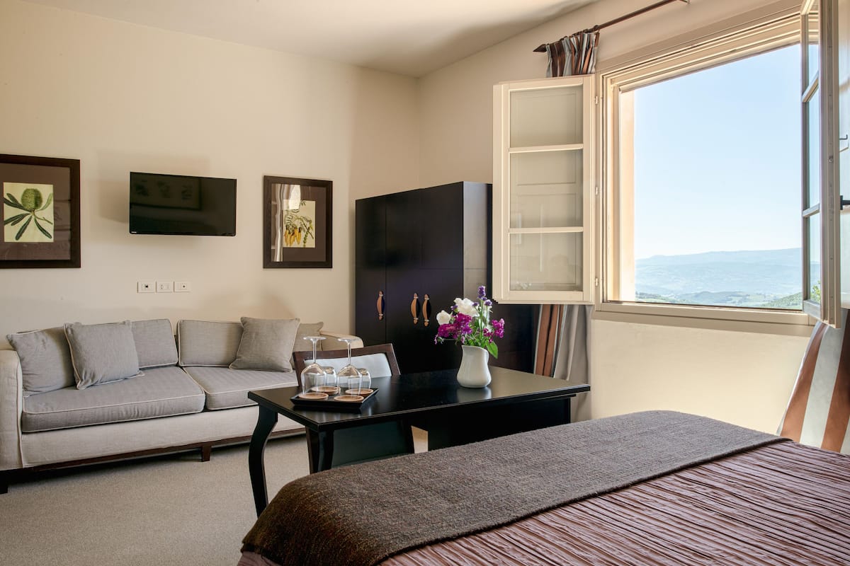 deluxe room | 1 bedroom, minibar, in-room safe, desk