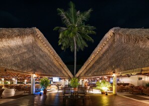 2 bars/lounges, 3 beach bars - Fihalhohi Maldives (Fihalhohi Island)