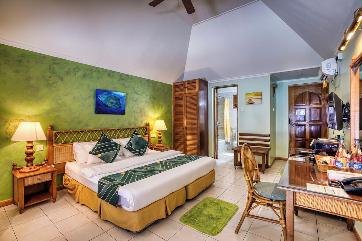 premium room, partial sea view | 1 bedroom, minibar, in-room safe, individually decorated