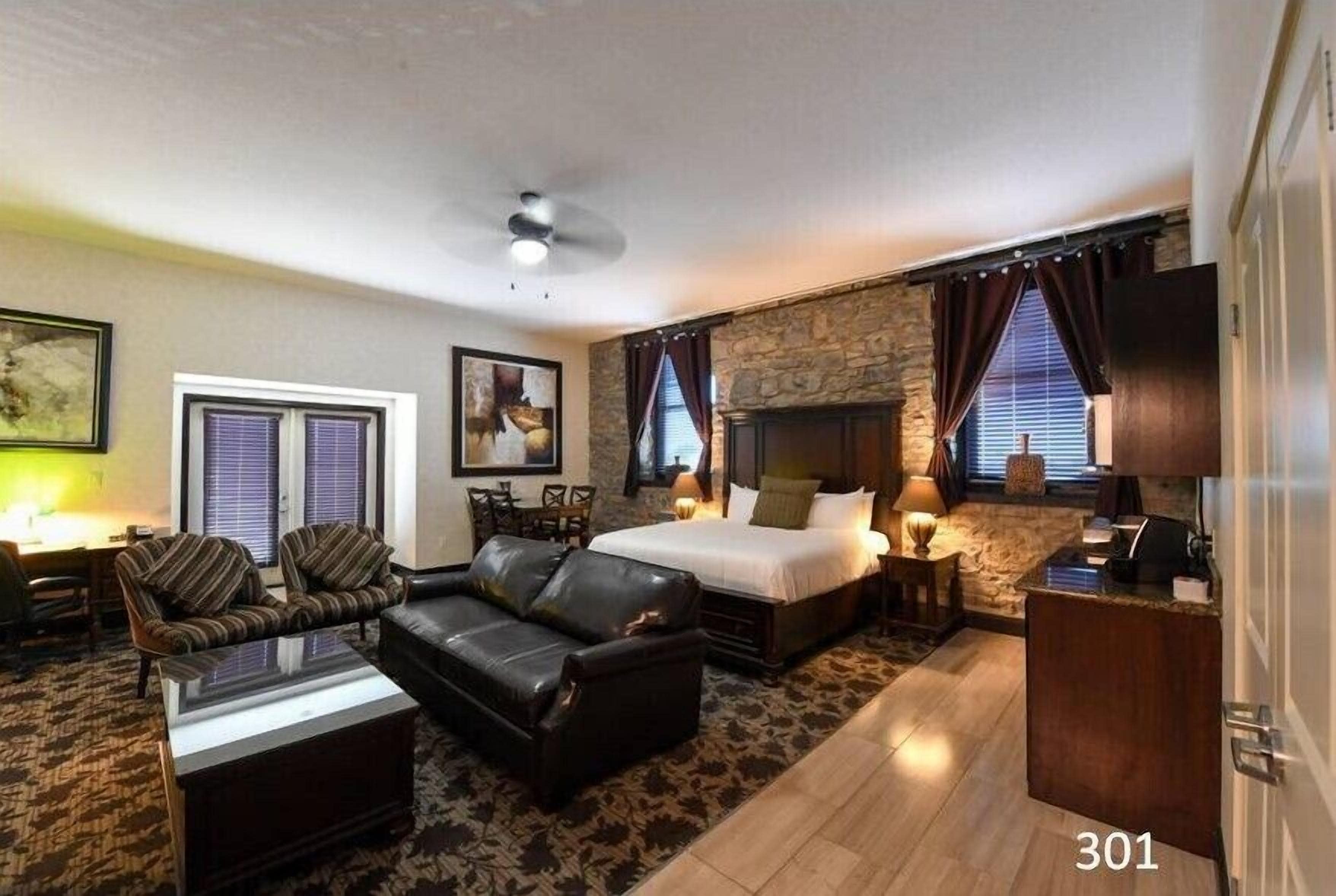 premium jacuzzi room  | 1 bedroom, pillow-top beds, desk, laptop workspace