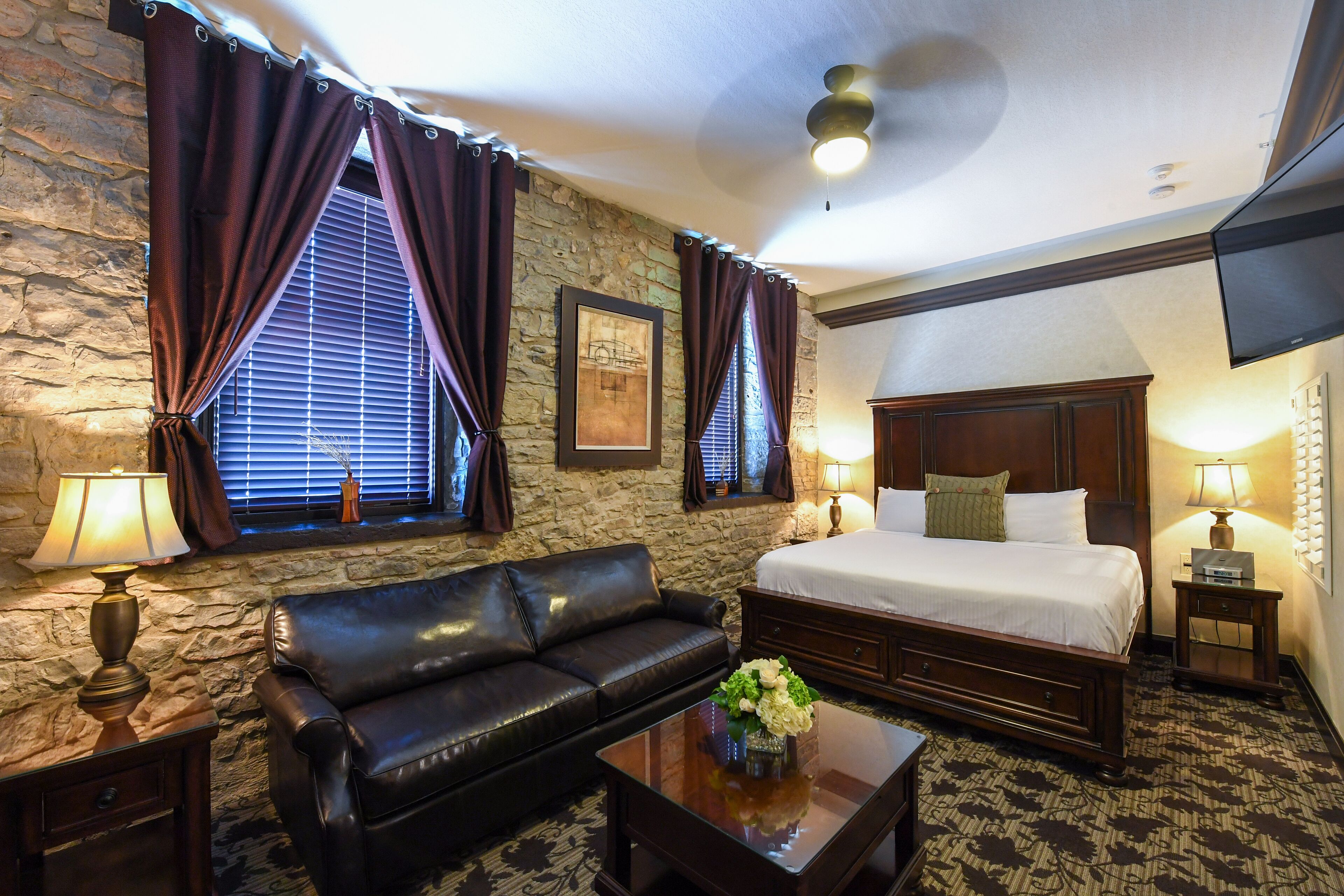 romantic suite, jetted tub | 1 bedroom, pillow-top beds, desk, laptop workspace