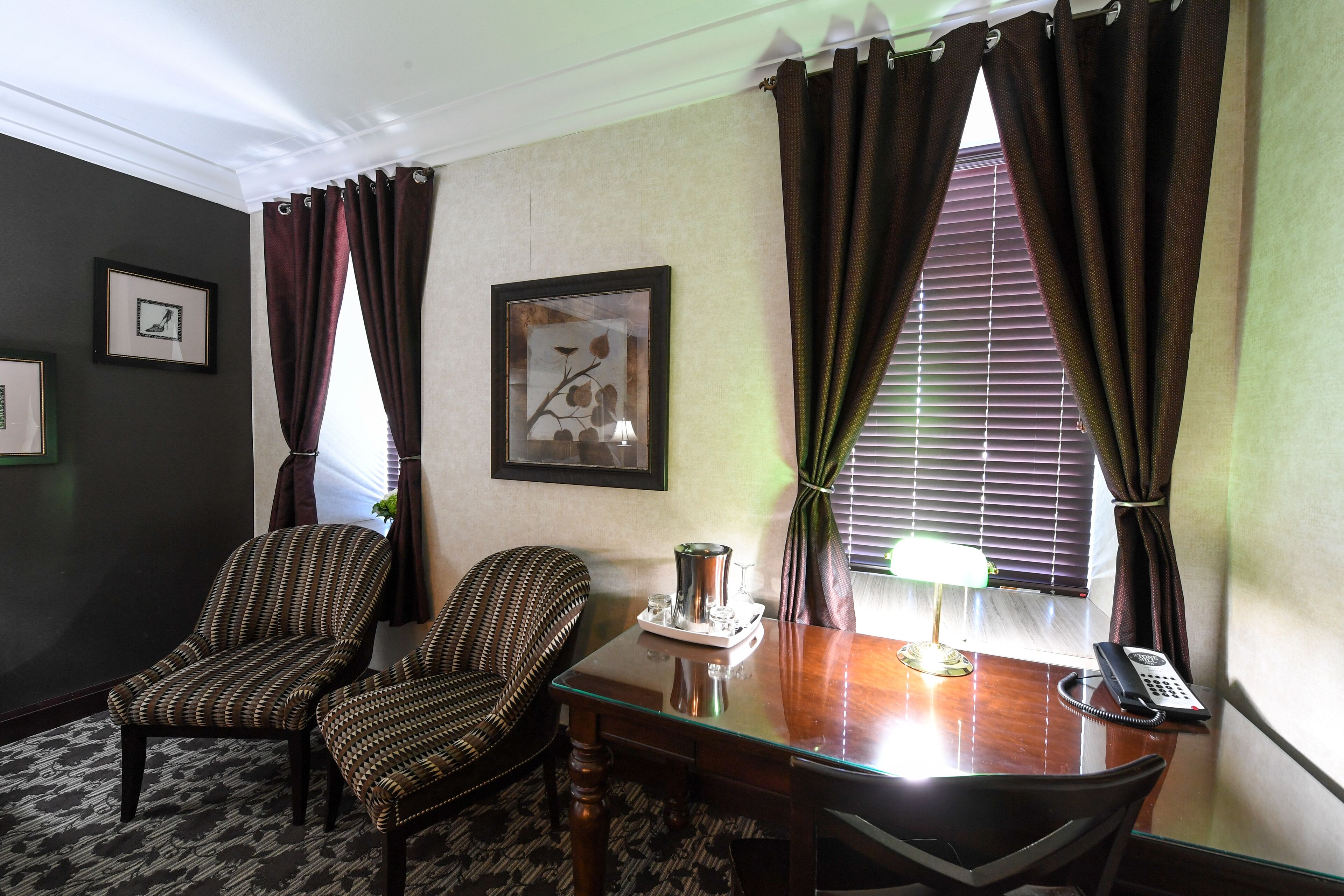 standard room | 1 bedroom, pillow-top beds, desk, laptop workspace