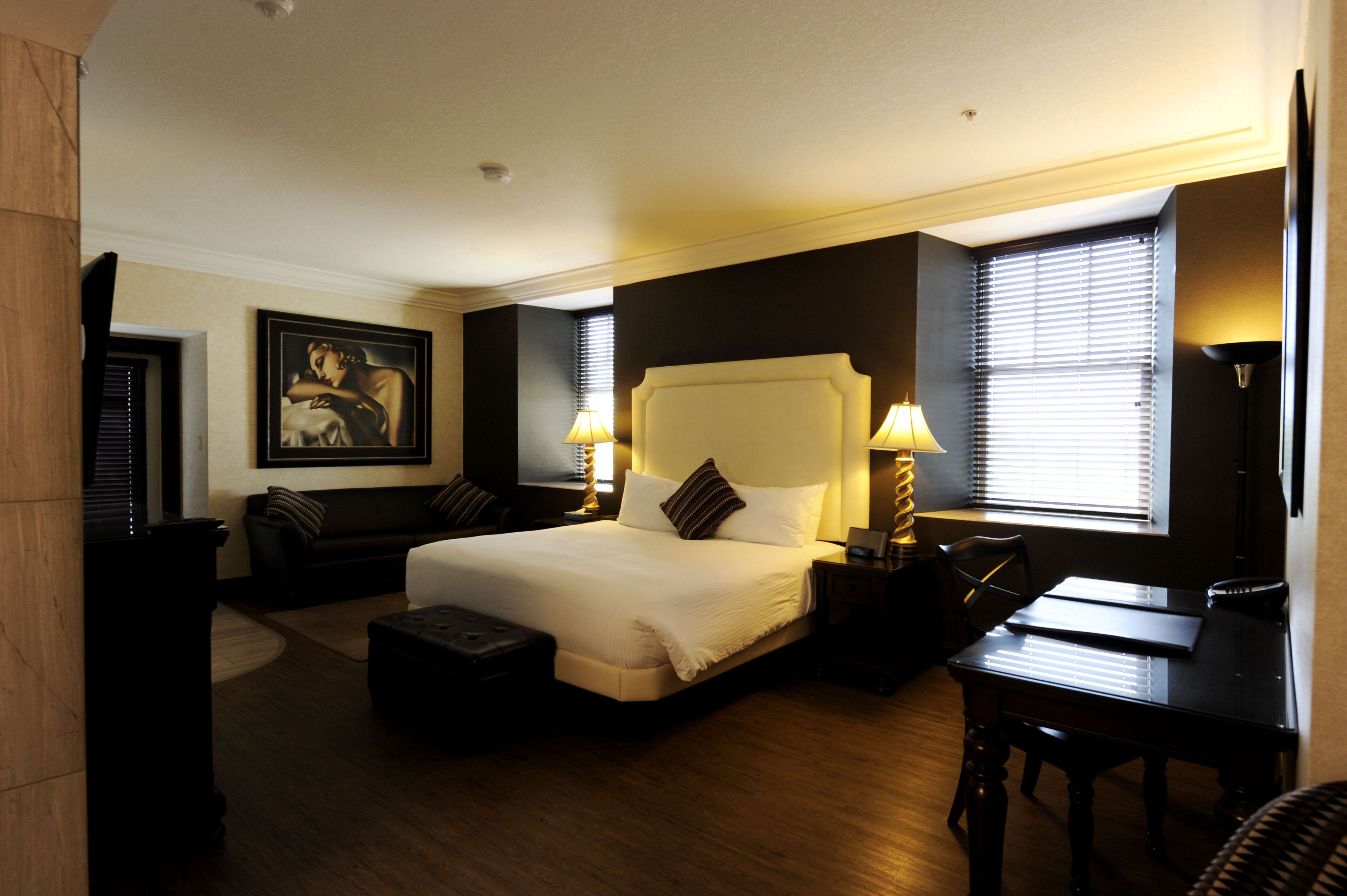 premium jacuzzi room  | 1 bedroom, pillow-top beds, desk, laptop workspace