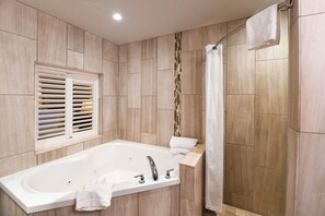 Romantic Suite, Jetted Tub | Jetted tub - Stone Mill Inn (St. Catharines)