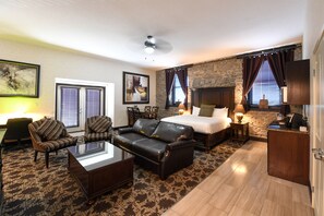 Premium Jacuzzi Room | 1 bedroom, pillowtop beds, desk, laptop workspace