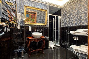 Kamar Double atau Twin Deluks | Kamar mandi | Perlengkapan mandi gratis, pengering rambut, sandal, dan handuk