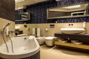 Deluxe Double or Twin Room | Bathroom | Free toiletries, hair dryer, slippers, towels - SleepWalker Boutique Suites (Wroclaw)