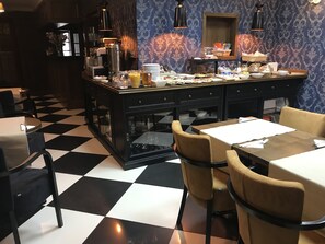 Daily buffet breakfast (PLN 69 per person)