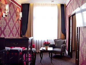 Apartament Deluxe, 1 dormitori | Sala d'estar | Televisor LCD de 42 polzades amb canals per satèl·lit i televisor 