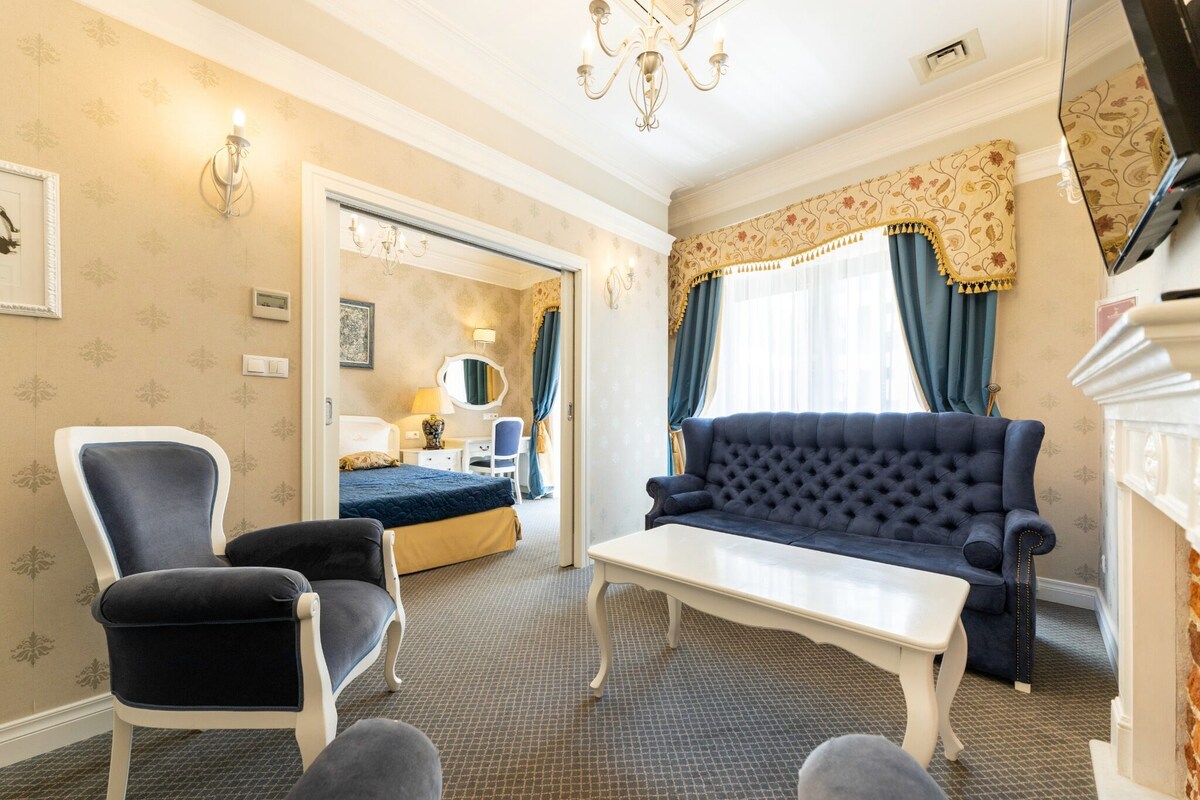 Junior Suite Deluxe  | Living area | 42-inch LCD TV with satellite channels, TV