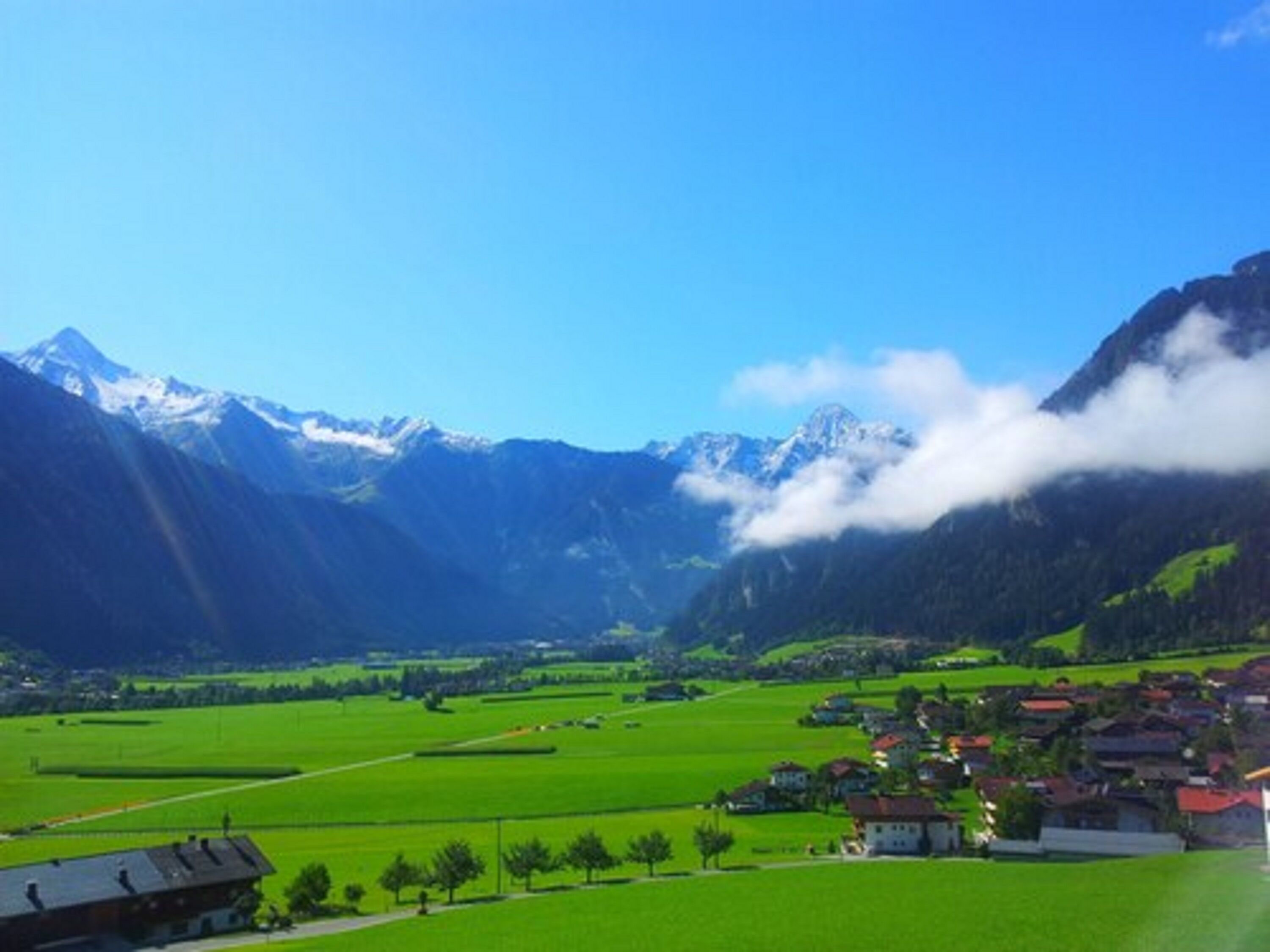 Eine Berglandschaft mit einem Dorf im Tal.