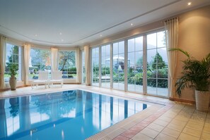Piscine couverte, parasols de plage, chaises longues