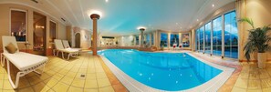 Innenpool, Sonnenschirme, Liegestühle
