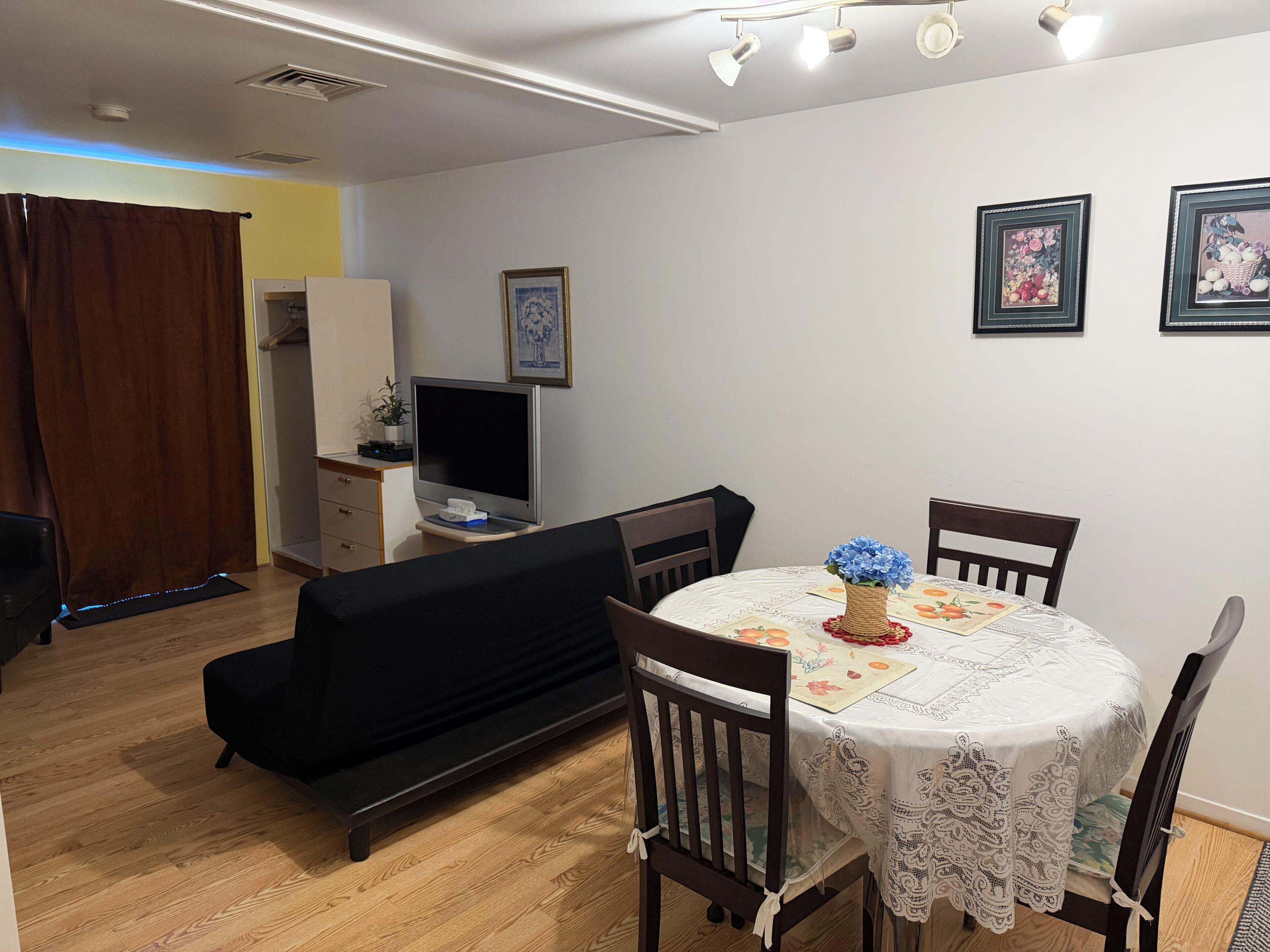 สตูดิโอ, เตียงควีนไซส์ 1 เตียง และโซฟาเบด | โต๊ะทำงาน, เตารีด/โต๊ะรีดผ้า, Wi-Fi ฟรี