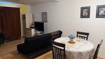 Estudi, 1 llit de matrimoni i sofà llit | Escriptori, planxa i posts de planxar i wifi gratuïta