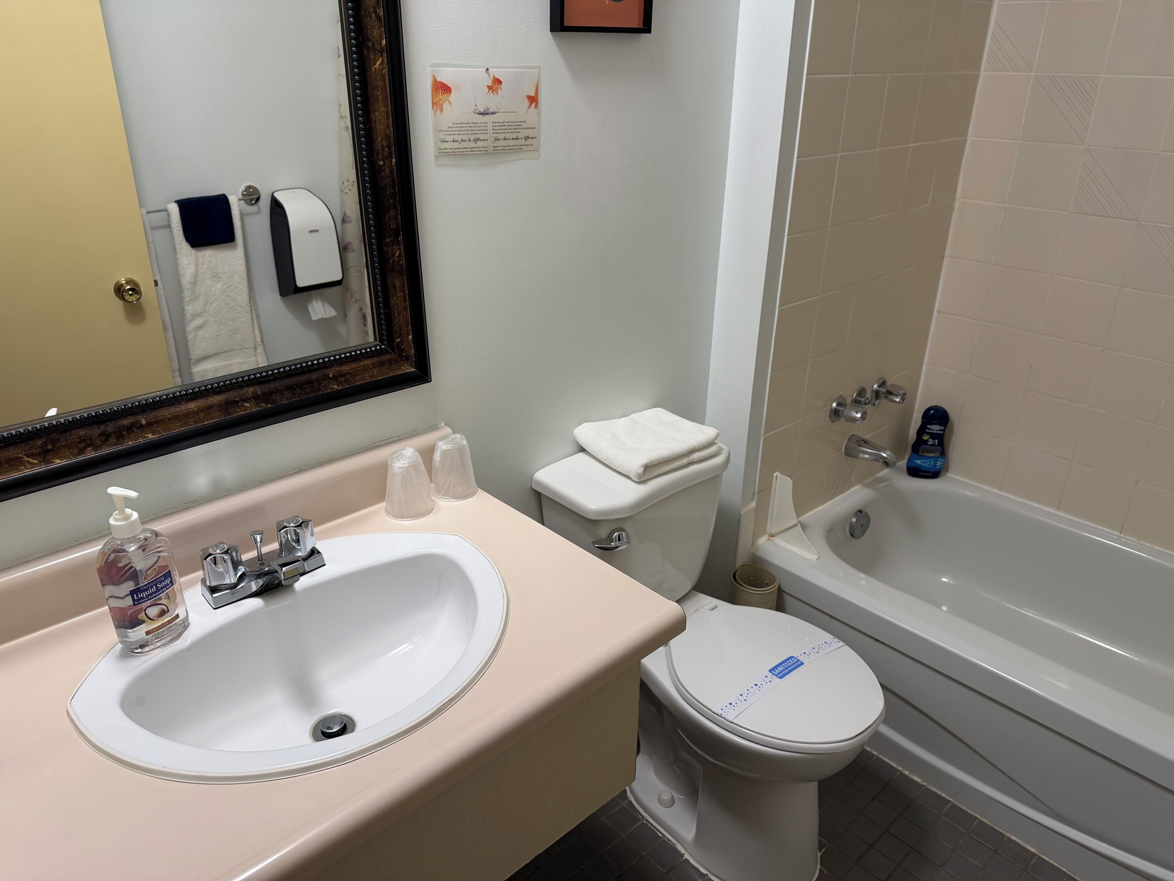 Een badkamer met een wastafel, toilet en bad.