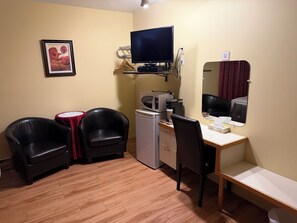 Standard Room, 2 Double Beds | Desk, iron/ironing board, free WiFi - Hôtel Rayalco (Laurier-Station)