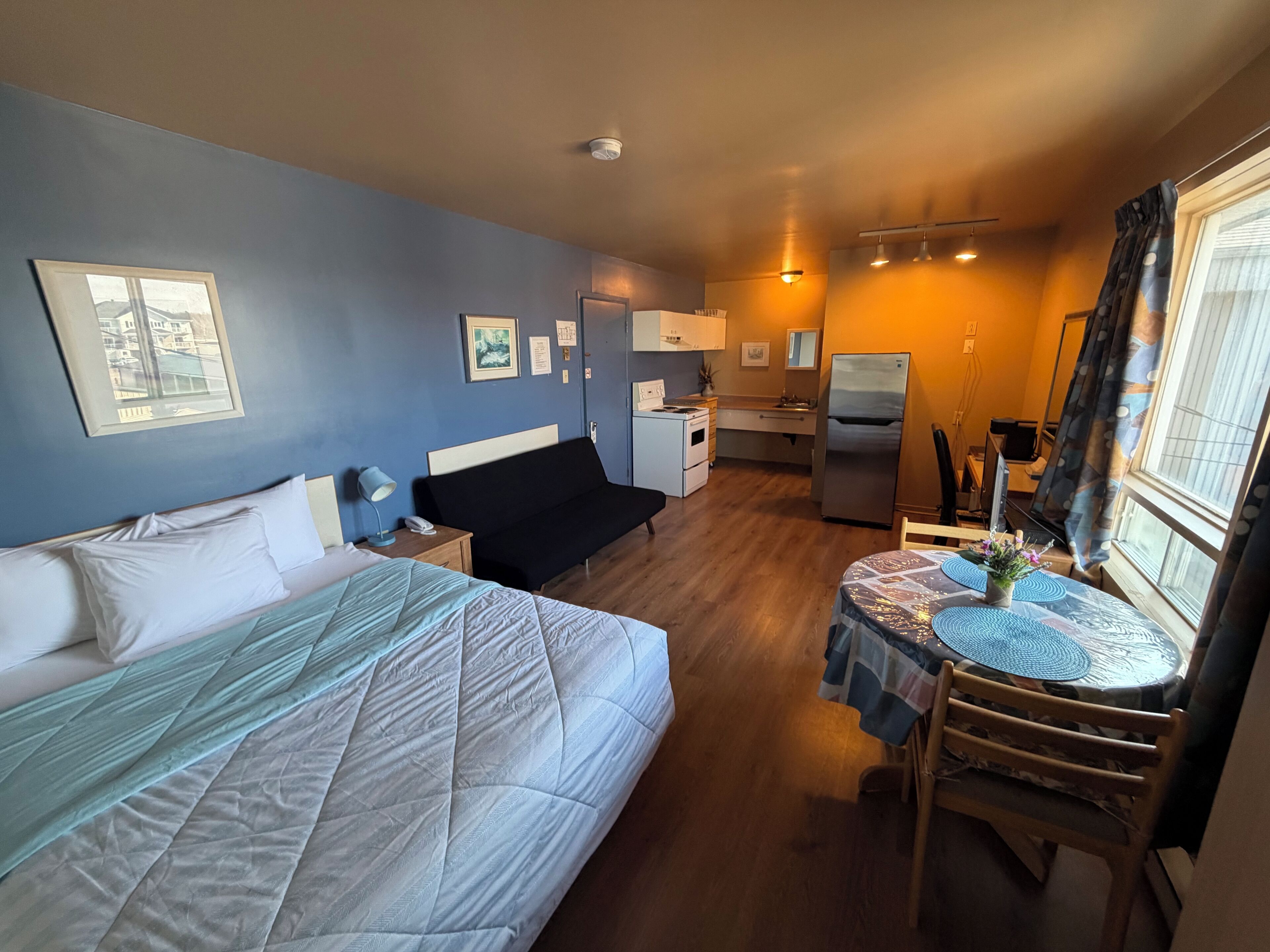 Studio, 1 Queen Bed with Sofa bed | In-room dining