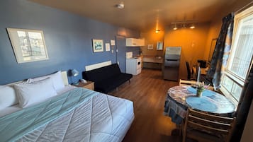 Studio, 1 Queen Bed with Sofa bed | In-room dining