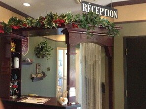 Lobby - Hôtel Rayalco (Laurier-Station)