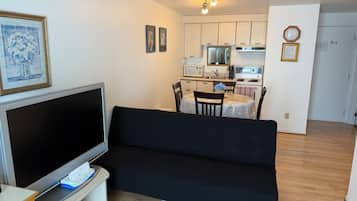 Studio, 1 Queen Bed with Sofa bed | Private kitchen | Fridge, microwave