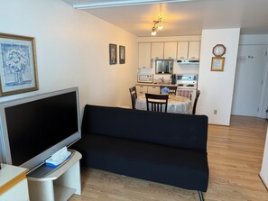 Studio, 1 Queen Bed with Sofa bed | Private kitchen | Fridge, microwave - Hôtel Rayalco (Laurier-Station)