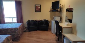 Habitación estándar, 2 camas matrimoniales | Escritorio, tabla de planchar con plancha y wifi gratis