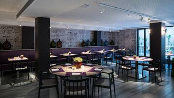 Se ofrece un desayuno bufé (23 EUR por persona)