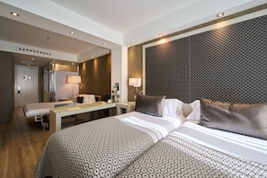 Triple Room | Minibar, in-room safe, desk, soundproofing - Catalonia Square (Barcelona)