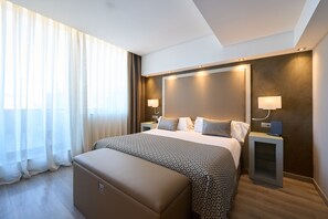 Minibar, caja de seguridad en la habitación y escritorio 