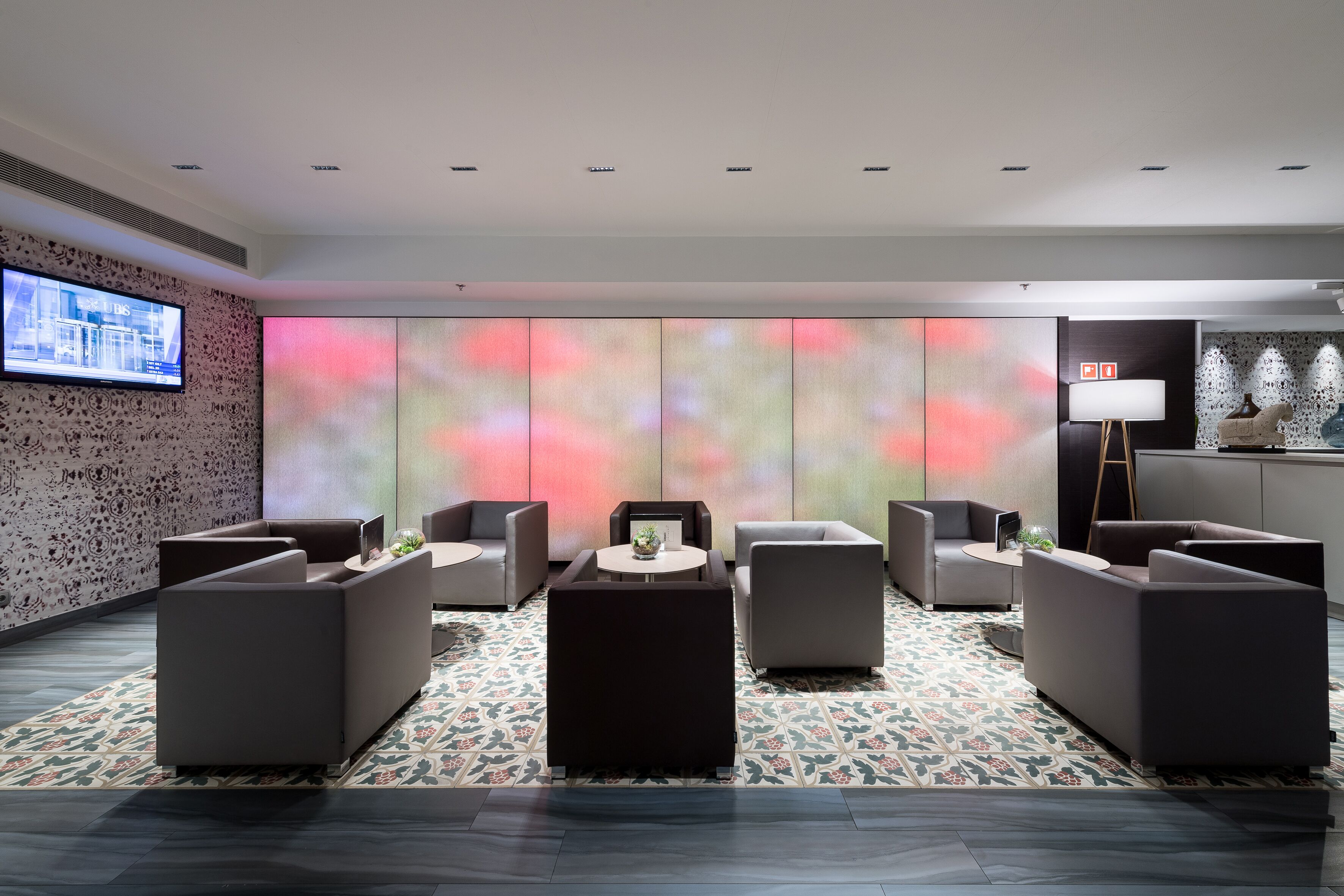 serves breakfast, lunch and dinner