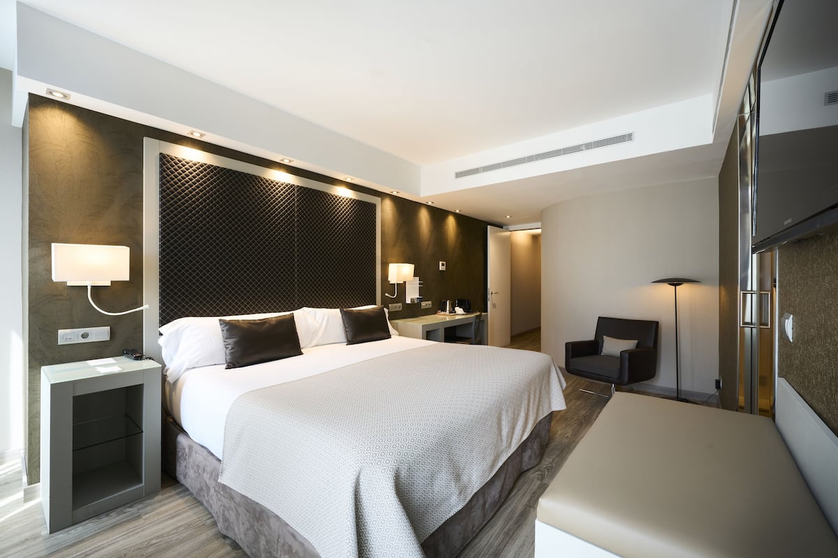 1 quarto, frigobar, cofres nos quartos, escrivaninha