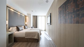 Een minibar, een kluis op de kamer, een bureau, geluiddichte muren