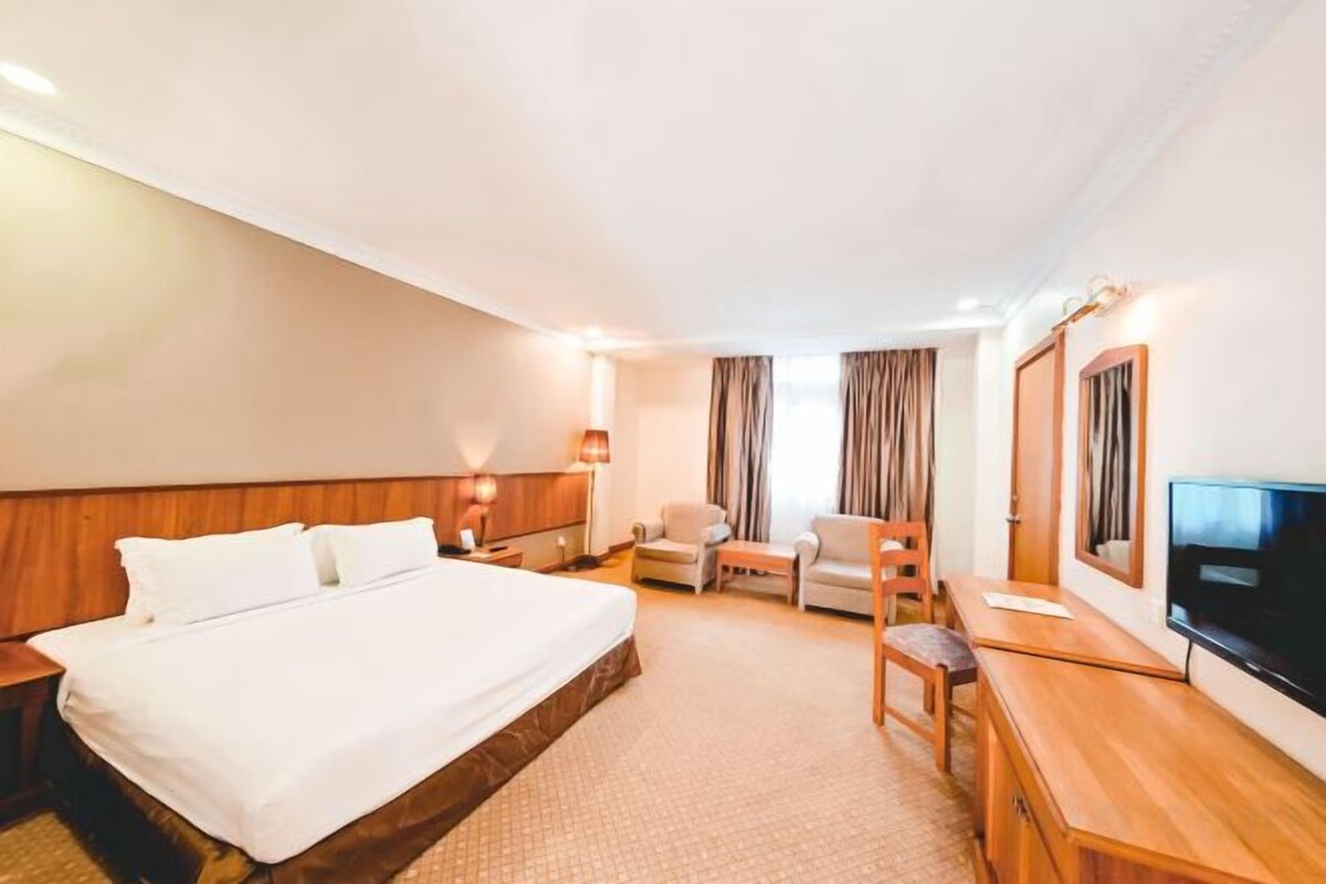 Luxe beddengoed, een kluis op de kamer, een bureau, geluiddichte muren