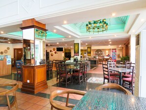 Breakfast, lunch, dinner served; local and international cuisine  - StarLodge (Jerudong)