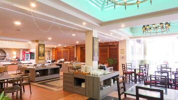 Frokost, lunsj og middag serveres, lokale og internasjonale retter