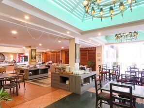 Café da manhã, almoço e jantar; local e internacional 