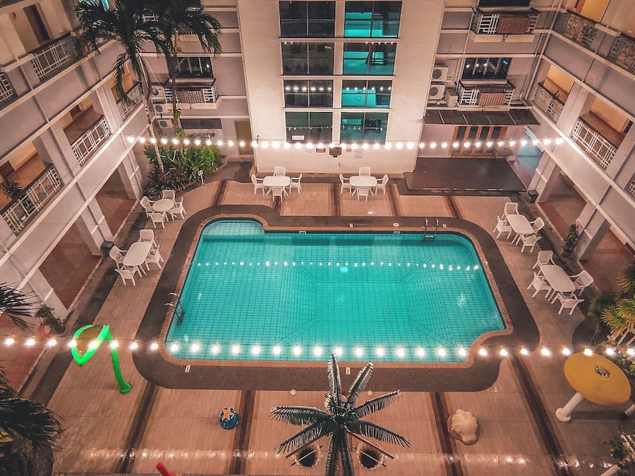 Una piscina al aire libre