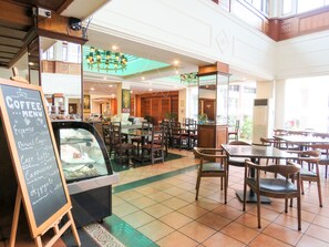 Se sirven desayunos, comidas, cenas y cocina local e internacional