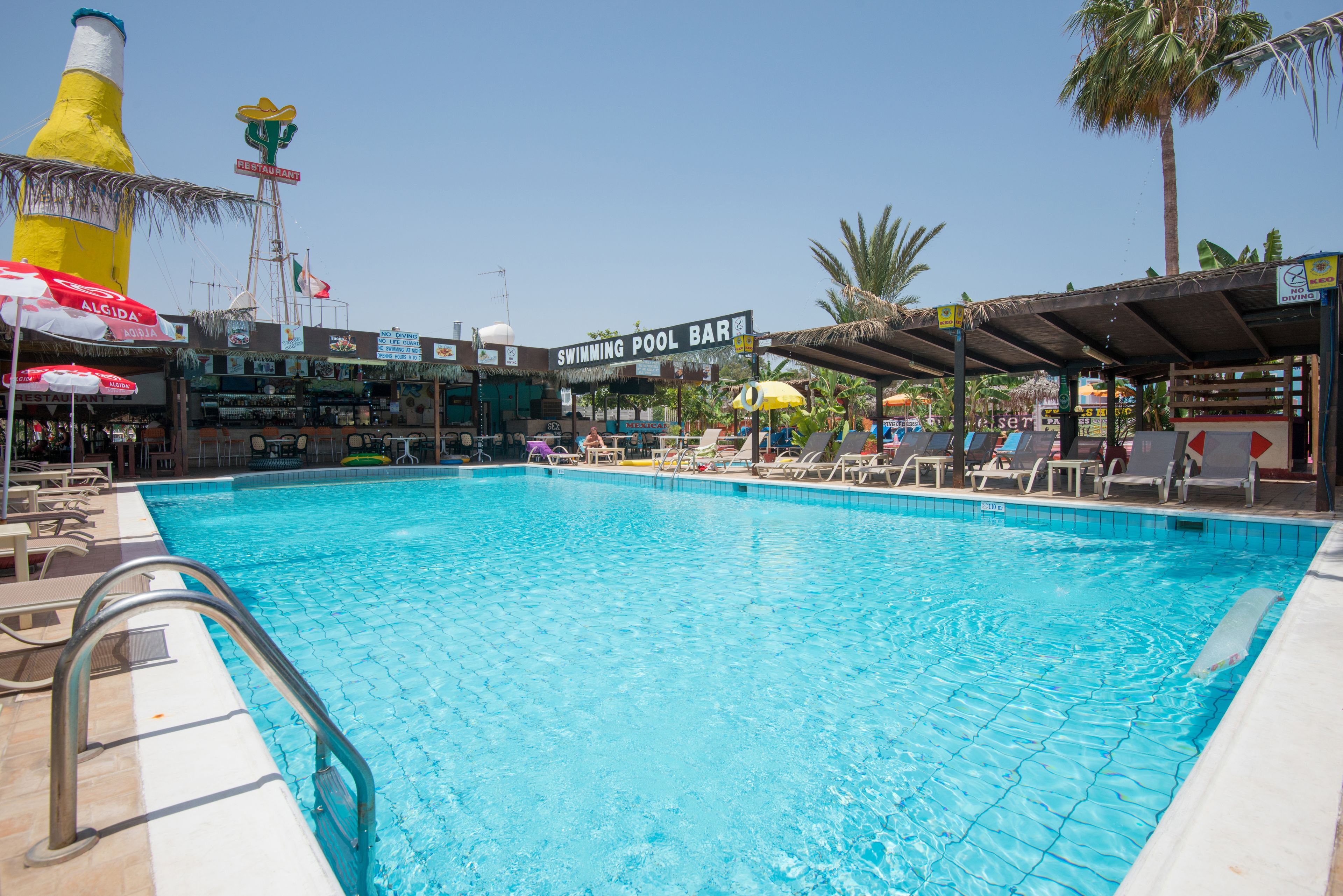 Hồ bơi ngoài trời phục vụ theo mùa 