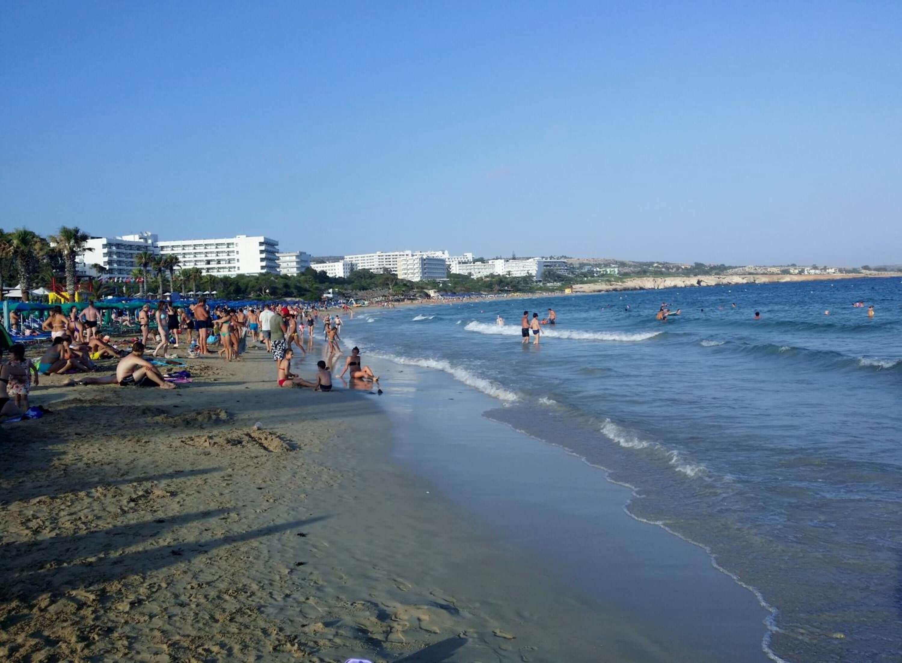 Gần bãi biển, ghế dài tắm nắng, dù trên bãi biển 