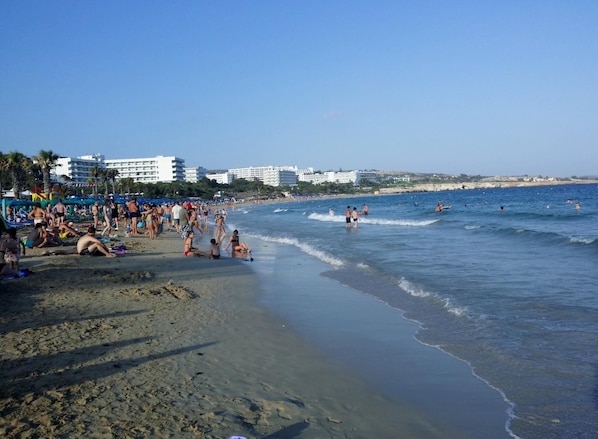 Nära stranden, solstolar och parasoller