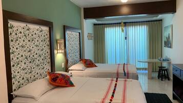 Kahden hengen deluxe-huone, tupakointi kielletty, kaupunkinäköala | Tallelokero huoneessa, silitysrauta/-lauta, ilmainen Wi-Fi