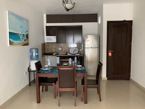 Deluxe-Suite | Essbereich im Zimmer