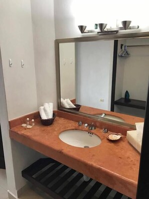 Dusche, kostenlose Toilettenartikel, Haartrockner, Handtücher
