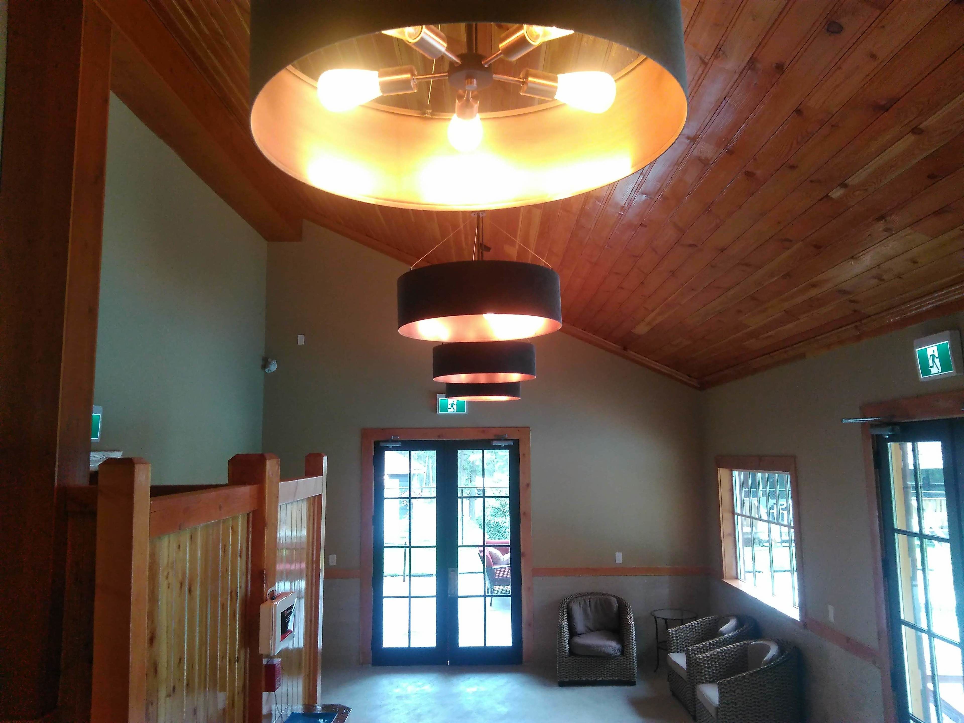 Piscine extérieure, chaises longues